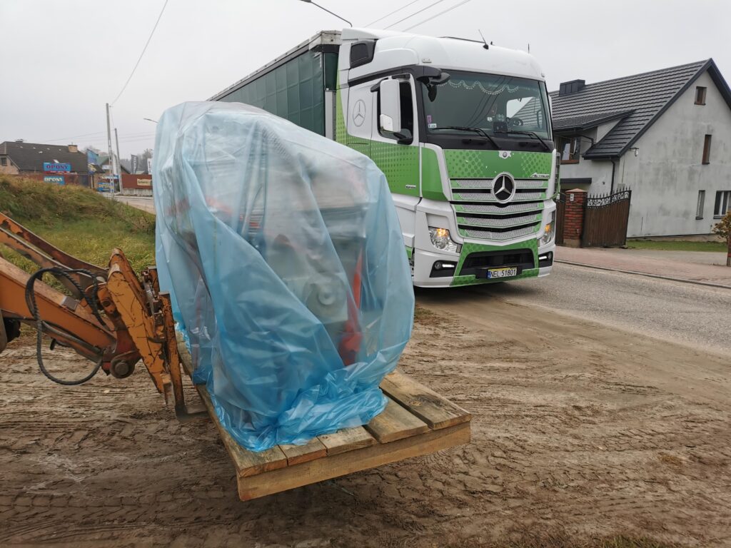 Pakowanie szlifierki na palecie do wysyłki