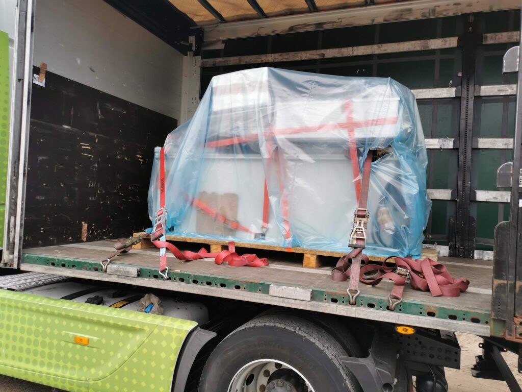 Maszyna umieszczona w pojeździe i zabezpieczona na czas podróży